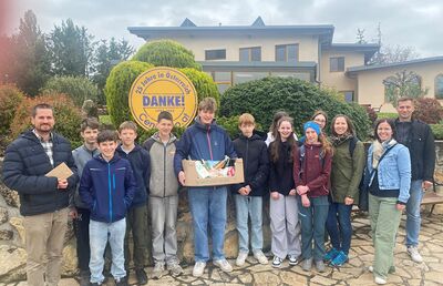 Die Firmgruppe bei der Übergabe ihrer Spenden an die Bewohner von Cenacolo.